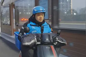 江苏“局长小哥”送外卖图片