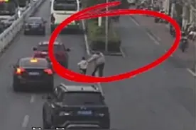 4岁小孩蹬自行车 晚高峰机动车道漫游 路人多次劝阻无效 民警喊来家长:太吓人了 这出事了不得了图片