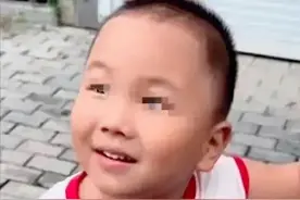 泪目！三岁娃说自己之前是消防员牺牲的，网友扒出图片，一模一样图片