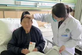 眼得乐人工晶状体 助力百岁老人重见光明图片