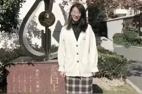闹大了！女教师出轨16岁学生后，已被暂停教学，有人却发现了蹊跷图片