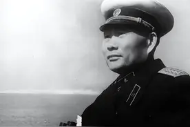 74年萧劲光北戴河看望朱德，朱却丢拐杖哽咽：我才成为真正总司令图片