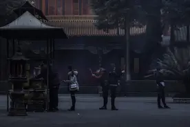 香客自带香火遭寺庙驱赶图片