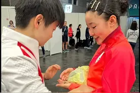 笑死！孙颖莎送个pin哄张本美和，其实另有目的，网友道出真相图片