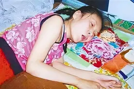 河北女孩被哥哥打了2巴掌，瘫痪20年，姐姐偷偷装上监控发现蹊跷图片