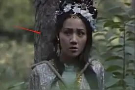 影视剧中“哭笑不得”的穿帮镜头，最后一个导演连黑丝都不放过!图片