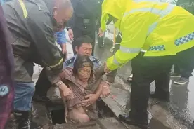 他三次钻进下水道，还误喝恶臭脏水，终于救出受困老人图片