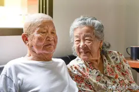 接母亲来养老，妻子却收拾行李回了娘家，我：你就在娘家一直住着图片
