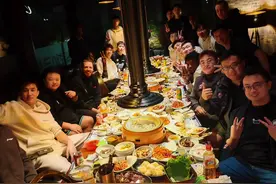 回沈阳艾伦尽地主之谊！宴请全队烧烤，切蛋糕送大道理，开心坏了图片