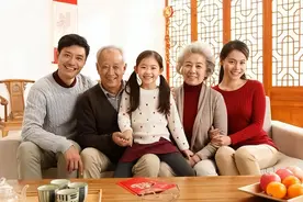 “因为8块改口费，儿媳喊了我10年阿姨，如今孙子也喊我老太婆”图片