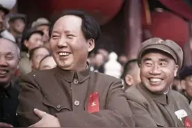 苏联人拍摄的开国大典时的彩色老照片，朱总司令在镜头前略显紧张图片