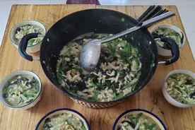 河南媳妇晒婆媳午餐，面条饭火了，网友：啥玩意真寒酸，猪都不吃图片