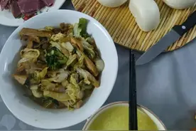 女子除夕去河南婆家吃饭，馒头配稀饭，评论区都炸锅了图片