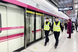 武汉轨道公安全时全力守护“最美观江地铁”图片
