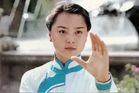 风光后“过气”的内地功夫女星现状，弃国籍，开饭店，成武术教练图片
