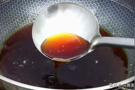 炒糖色时，加冷水还是开水？大厨教你正确做法，糖色红亮不发苦图片