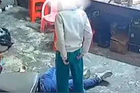 养儿子换来心寒！妈妈晕倒，男孩4个举动之后，继续看电视图片
