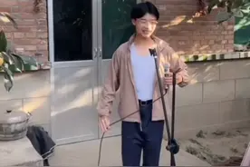 山东菏泽南站一小伙郭有凭借一首 诺言 火了。 但背后的故事令人心酸图片