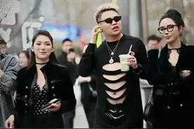 毁三观，成都街头现“娘文化”！男子穿女装妖娆出街，不堪入目！图片