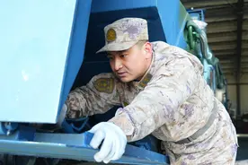 士说心语丨跌倒不服输 步步攀“山峰”图片