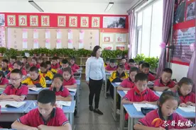 中国工农红军刘志丹红军小学走访困难学生图片