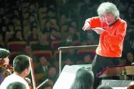 1978年日本指挥家欣赏二胡《二泉映月》，突然跪地不起，掩面哭泣图片