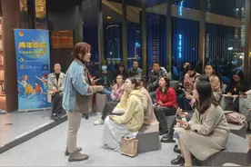 “夜宵”变“夜校” 重庆年轻人缘何热衷上新型“夜生活”图片