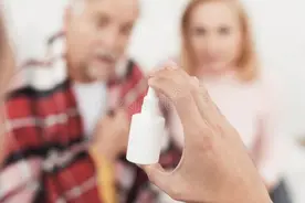 当你因为肌肉拉伤涂抹一层止痛凝胶时，它如何在肌肉中发挥作用？图片