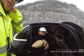 暖心！山西高速交警雪天救助～图片