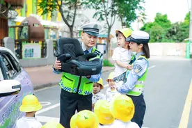 萌娃萌语萌翻民警 “妈妈”“爷爷”呵护成长图片