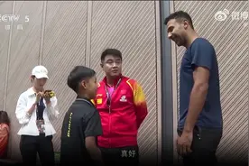 王皓妻儿齐聚首钢园，大儿子说喜欢樊振东，还说出几个理由！图片