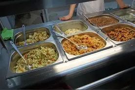 奇闻！教职工食堂竟被怀疑是特权。某地17所中学“师生同餐”。图片