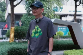 男人到了60岁，穿T恤尽量别配紧身、低裆裤，换成这3种更帅气减龄图片