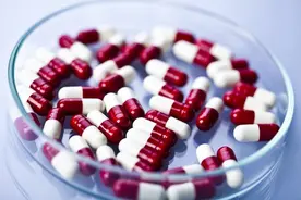 23岁女孩大腿外侧总疼，查出股骨头坏死，只因之前吃了半个月激素图片