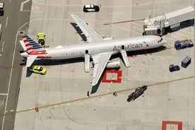美国航空一飞机滑行时舱内出现烟雾，机上人员紧急疏散图片
