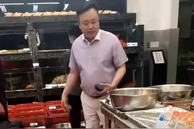 55岁黄光裕现身大排档吃夜宵，派头不小有人提包！被称首富下凡间图片