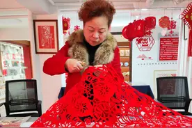 新春走基层丨跟随剪纸艺人体验“武汉剪纸”，不用画稿，10分钟剪出绣球花图片