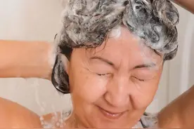 老年人洗澡频率：到底多久洗一次才合适？图片