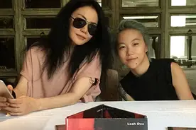 窦靖童：妈妈钱多到用不完，但穷苦潦倒的爸爸，却成她如今的心病图片