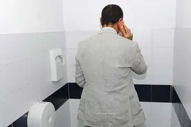 男人看过来：每次小便，加上一个小动作，就是一次养生防病的机会图片