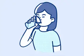 晚上喝这3种水，容易脑血管“崩溃”！别让睡前习惯害了你图片