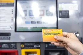 老年人怎样到自助取款机取钱？图片