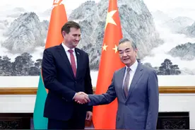 解放军闪现北约边境，白外长飞到北京，美立马对中国承诺了一件事图片