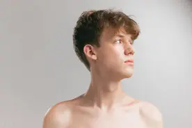 揭秘：为什么有的男子会有“娘娘腔”？图片