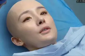 笑到胃疼的穿帮镜头：杨幂光头照过分了，谁注意刘亦菲身后是啥？图片