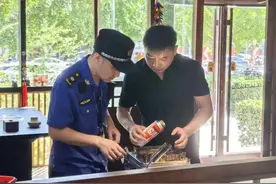 八里庄执法队严查“餐桌炸弹” 为餐桌上的安全保驾护航图片