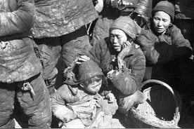 外媒记者亲历1942大饥荒：母亲煮熟两岁孩子充饥图片