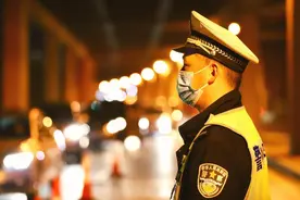 陕西交警凌晨3点夜查车内惊现“裸睡哥”，是什么情况？图片