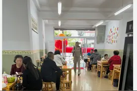 面馆老板吐槽一个月营业额3万，却亏损1300元，仅房租就高达1万元图片