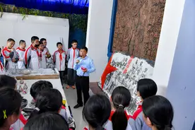 民盟盟员林代辉：溢彩年画颂祖国图片